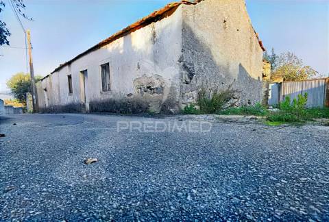 Moradia com terreno para restaurar na localidade do malhou / alcanena
