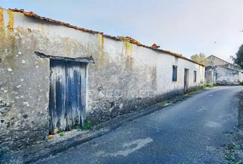 Moradia com terreno para restaurar na localidade do malhou / alcanena