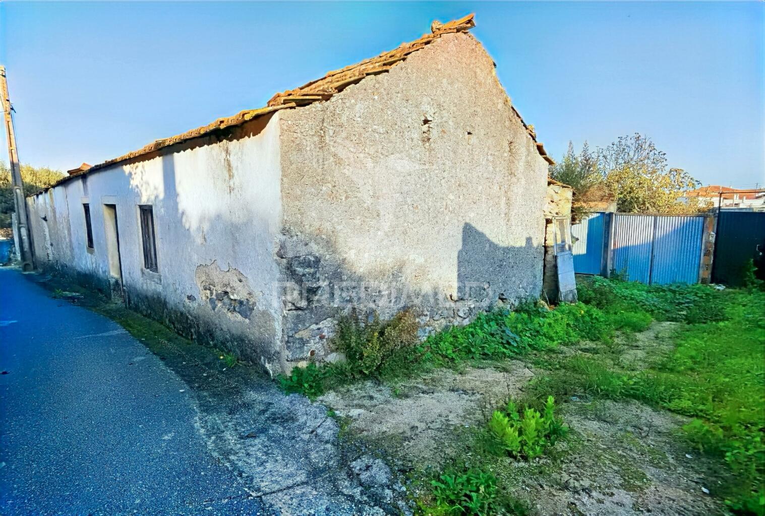 Moradia com terreno para restaurar na localidade do malhou / alcanena