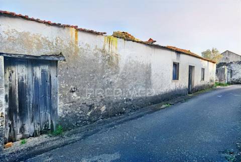 Moradia com terreno para restaurar na localidade do malhou / alcanena