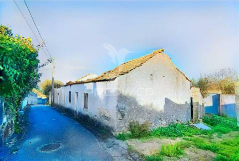 Moradia com terreno para restaurar na localidade do malhou / alcanena