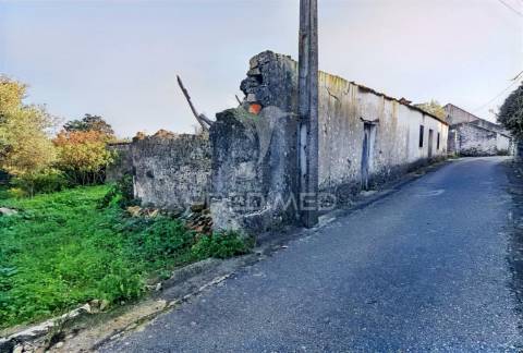 Moradia com terreno para restaurar na localidade do malhou / alcanena