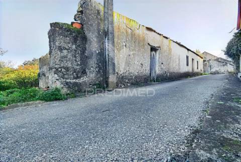 Moradia com terreno para restaurar na localidade do malhou / alcanena