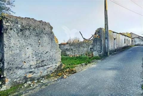 Moradia com terreno para restaurar na localidade do malhou / alcanena