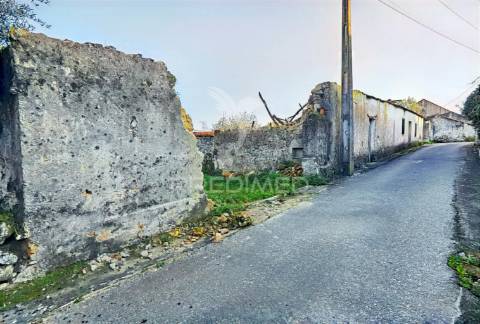 Moradia com terreno para restaurar na localidade do malhou / alcanena