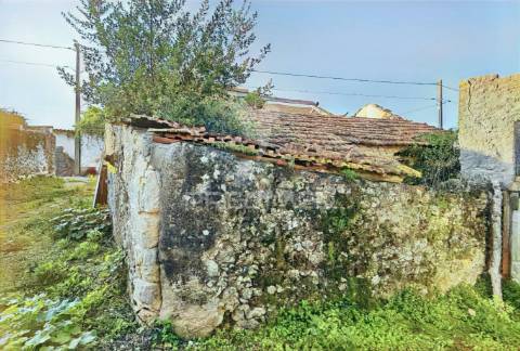 Moradia com terreno para restaurar na localidade do malhou / alcanena