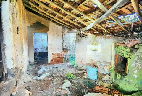 Moradia com terreno para restaurar na localidade do malhou / alcanena