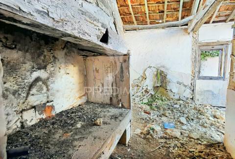 Moradia com terreno para restaurar na localidade do malhou / alcanena