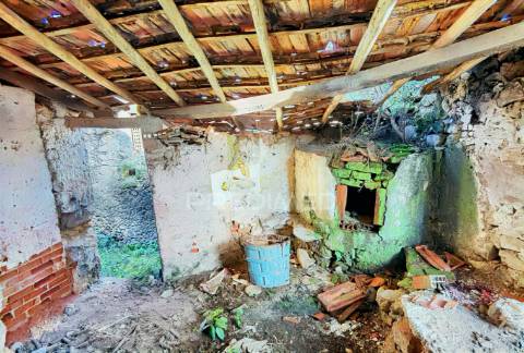 Moradia com terreno para restaurar na localidade do malhou / alcanena