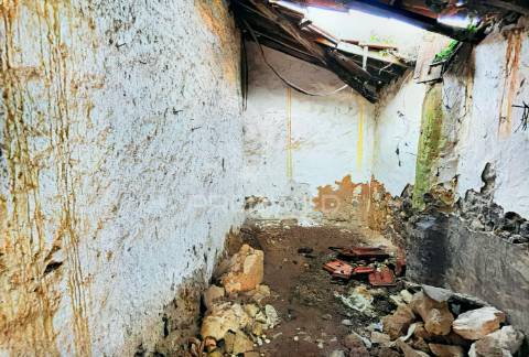 Moradia com terreno para restaurar na localidade do malhou / alcanena