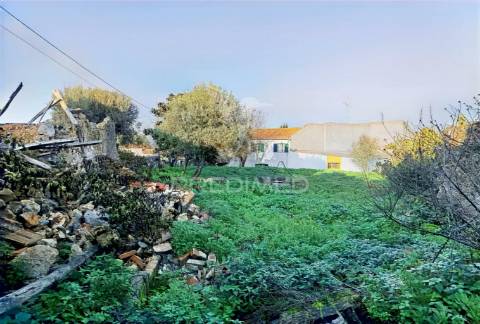 Moradia com terreno para restaurar na localidade do malhou / alcanena