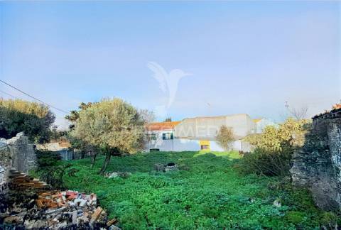 Moradia com terreno para restaurar na localidade do malhou / alcanena