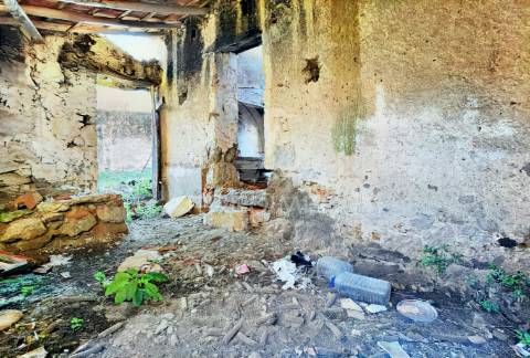 Moradia com terreno para restaurar na localidade do malhou / alcanena