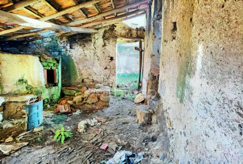 Moradia com terreno para restaurar na localidade do malhou / alcanena