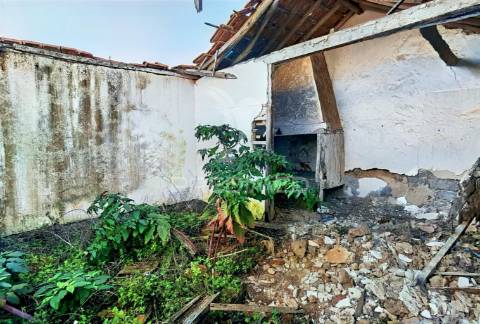 Moradia com terreno para restaurar na localidade do malhou / alcanena