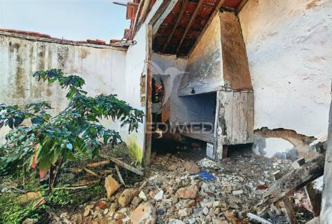 Moradia com terreno para restaurar na localidade do malhou / alcanena