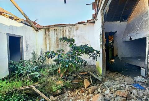 Moradia com terreno para restaurar na localidade do malhou / alcanena