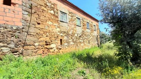 Moradia em pedra p/recuperar souto da casa