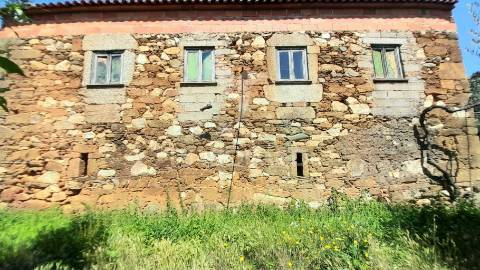 Moradia em pedra p/recuperar souto da casa