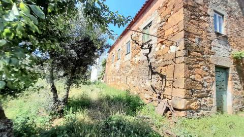 Moradia em pedra p/recuperar souto da casa