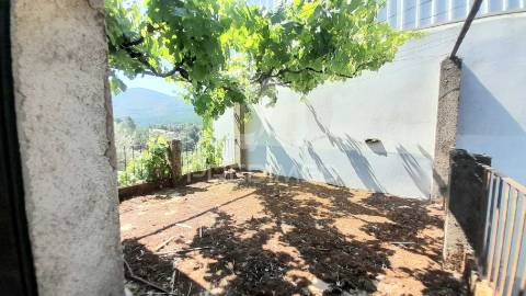 Moradia em pedra p/recuperar souto da casa