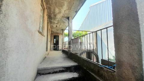 Moradia em pedra p/recuperar souto da casa