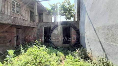 Moradia em pedra p/recuperar souto da casa