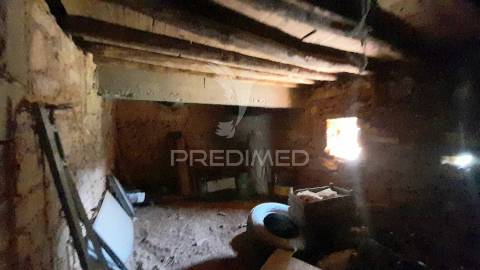 Moradia em pedra p/recuperar souto da casa