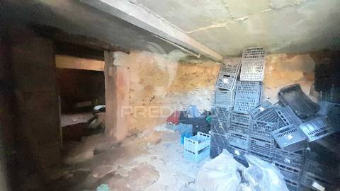 Moradia em pedra p/recuperar souto da casa