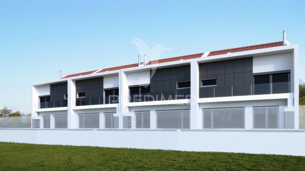 Moradia banda t4, c/piscina e cave p/parqueam. - alcochete