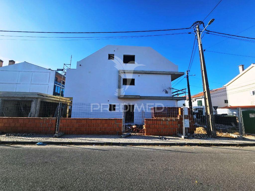 Moradia geminada t3 em gaveto, na quinta do conde