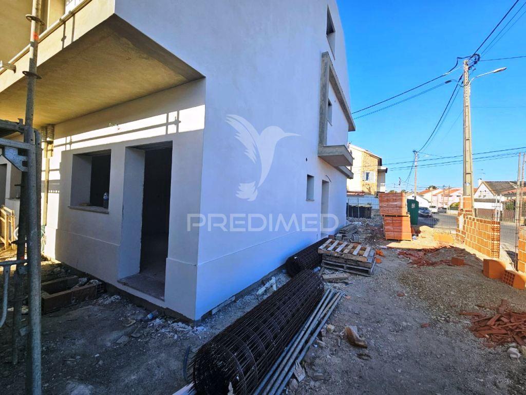 Moradia geminada t3 em gaveto, na quinta do conde
