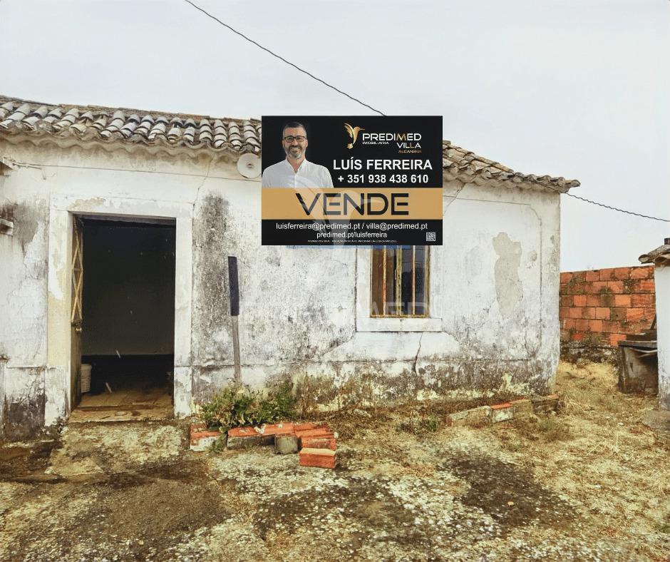 Moradia térrea t3 para restaurar na localidade da moçarria / santarém