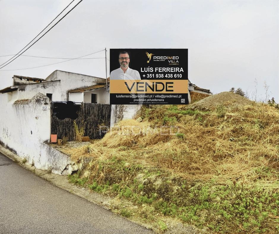 Moradia térrea t3 para restaurar na localidade da moçarria / santarém
