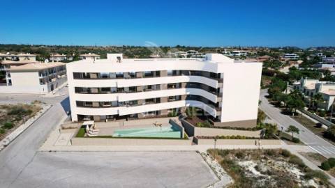 Condominio leaf em lagos perto da praia com piscina