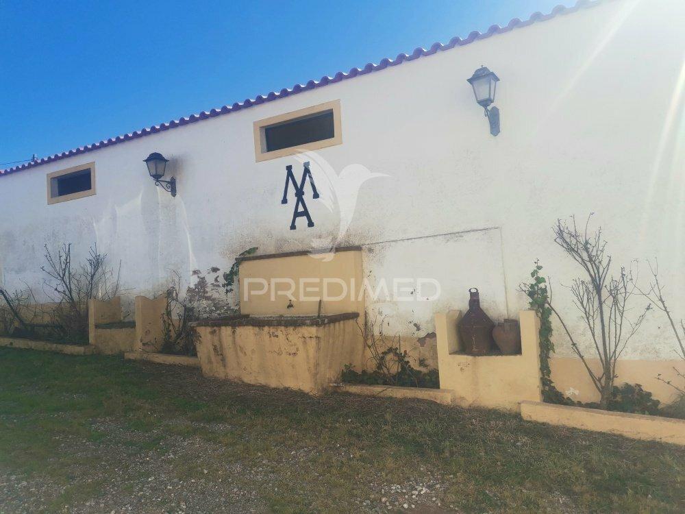 Monte com praça de touros/picadeiro