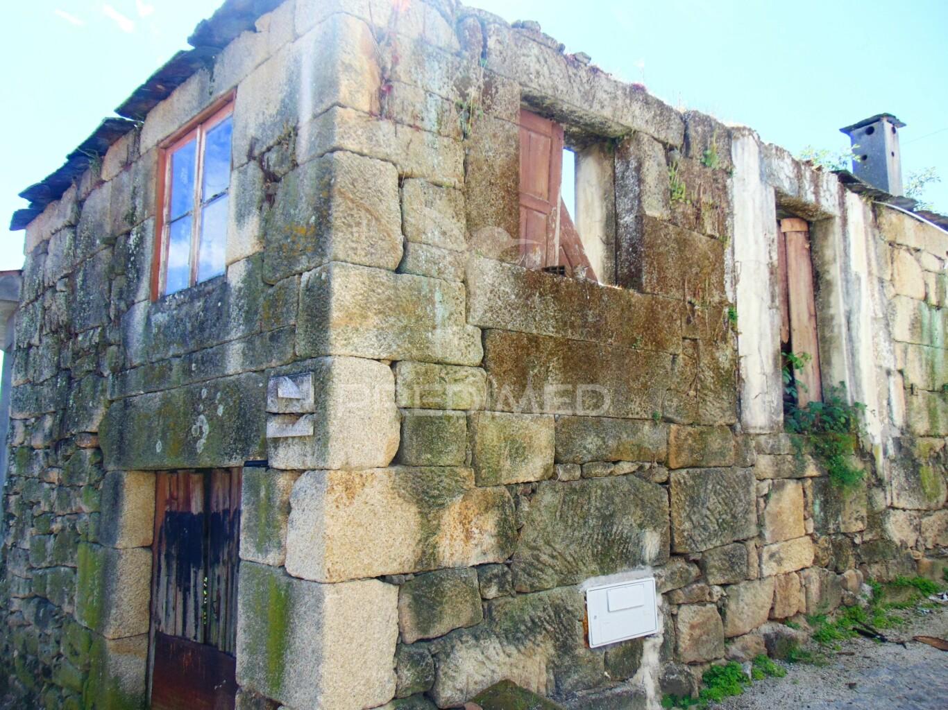 Casa em pedra p/recuperar a 6 kms de vila real