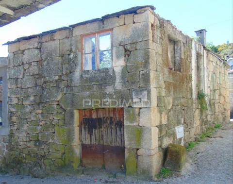 Casa em pedra p/recuperar a 6 kms de vila real