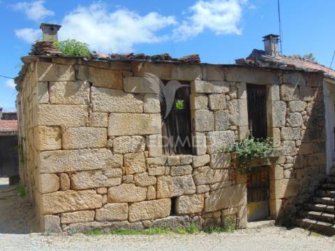 Casa em pedra p/recuperar a 6 kms de vila real