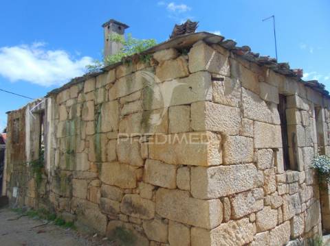 Casa em pedra p/recuperar a 6 kms de vila real
