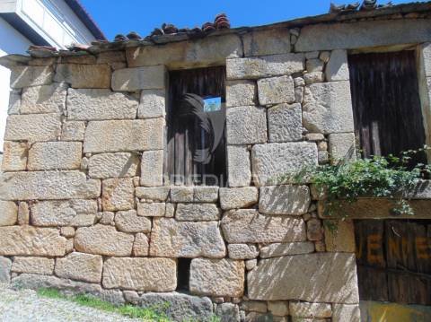 Casa em pedra p/recuperar a 6 kms de vila real