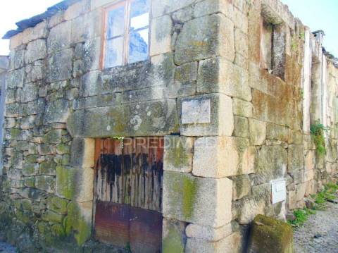 Casa em pedra p/recuperar a 6 kms de vila real