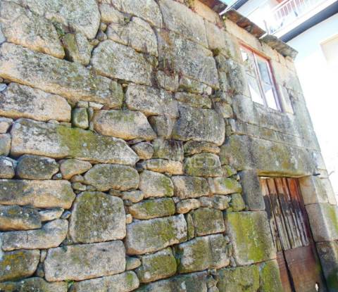 Casa em pedra p/recuperar a 6 kms de vila real