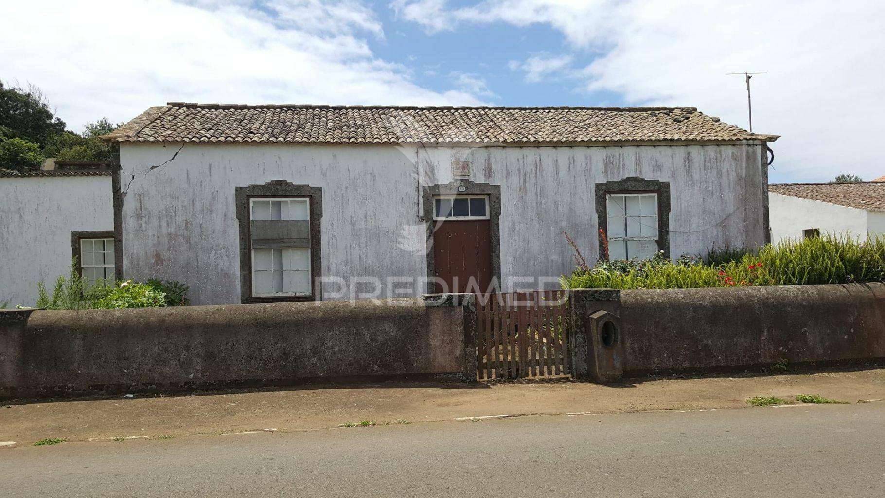 Moradia t4 na carreira aberta, ilha graciosa