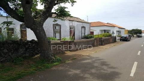 Moradia t4 na carreira aberta, ilha graciosa