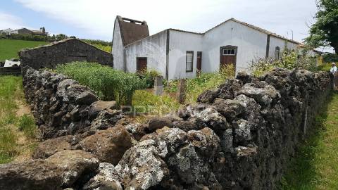 Moradia t4 na carreira aberta, ilha graciosa