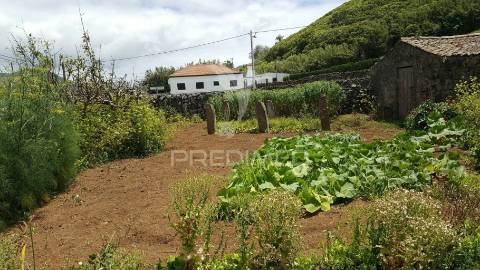 Moradia t4 na carreira aberta, ilha graciosa