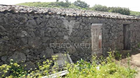 Moradia t4 na carreira aberta, ilha graciosa