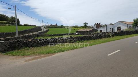 Moradia t4 na carreira aberta, ilha graciosa