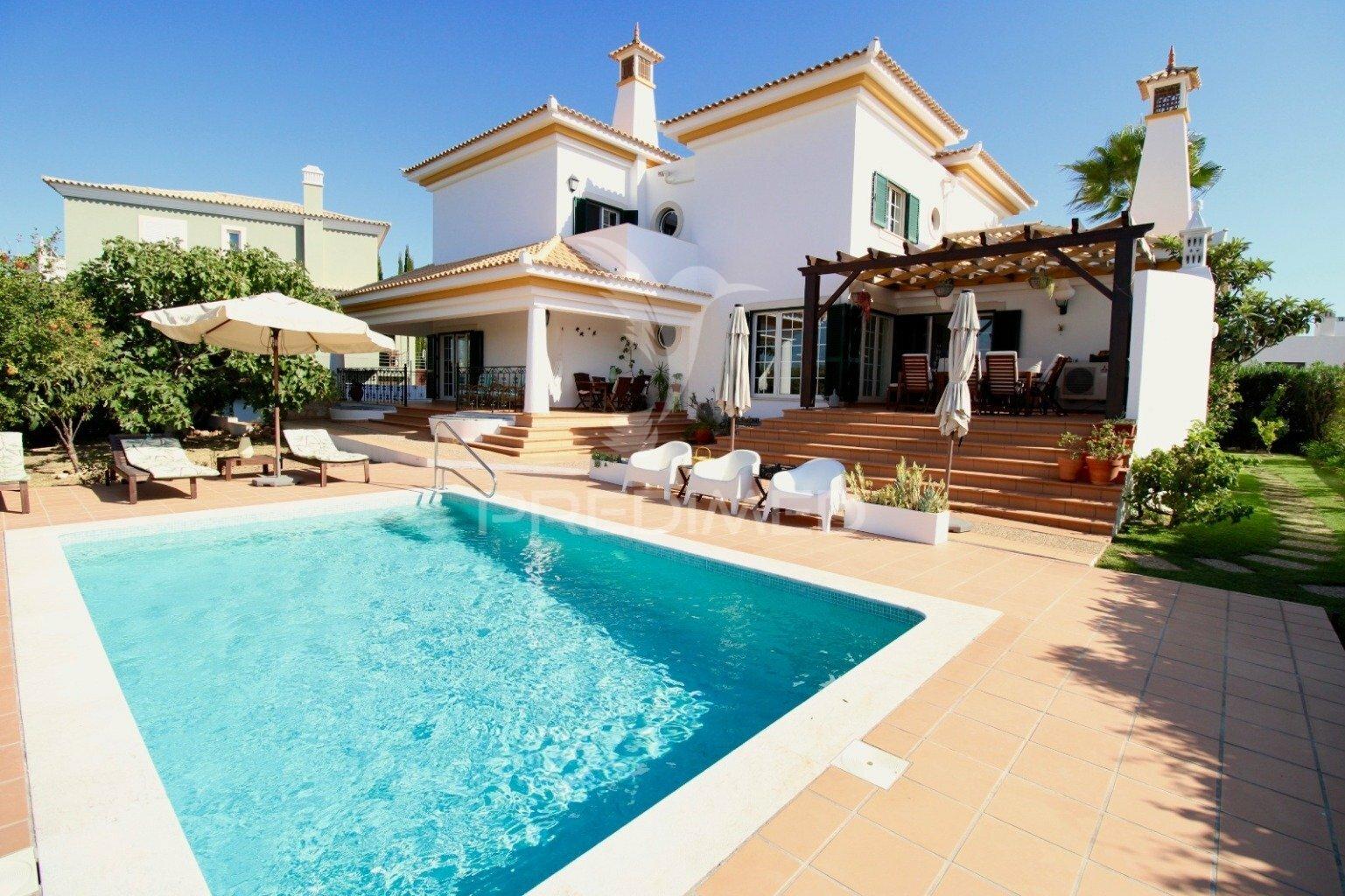 Moradia com piscina